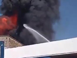 Tlaquepaque: Bomberos combaten incendio en bodega de aceites