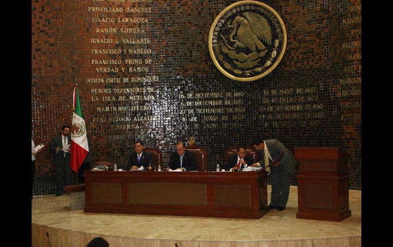 Por unanimidad el pleno del Congreso aprobó que en Jalisco no se cobrará el impuesto de la tenencia a partir de 2012.  A. GARCÍA  /