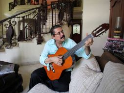 El ex presidente de Honduras, Manuel Zelaya, toca la guitarra en su residencia de República Dominicana. EFE  /