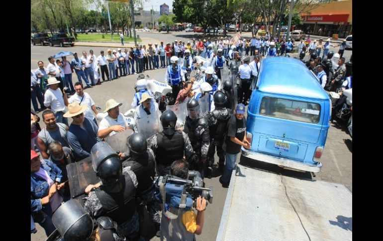 Antimotines apoyados por agentes de tránsito motorizados en la manifestación de este lunes. L. MORENO  /