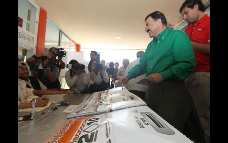 El candidato al Gobierno de Tlaxcala por la alianza del PRI y el PVEM, emite su voto. EL UNIVERSAL  /