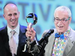 Agustí Vila, director de La Mosquitera, agradece el Globo de Cristal, máximo premio del festival de Karlovy Vary. EFE  /