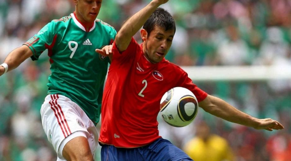 Foto de accion de Javier Hernandez de Mexico y de Ismael Fuentes (der.) de Chile, durante el juego amistoso. MEXSPORT  /