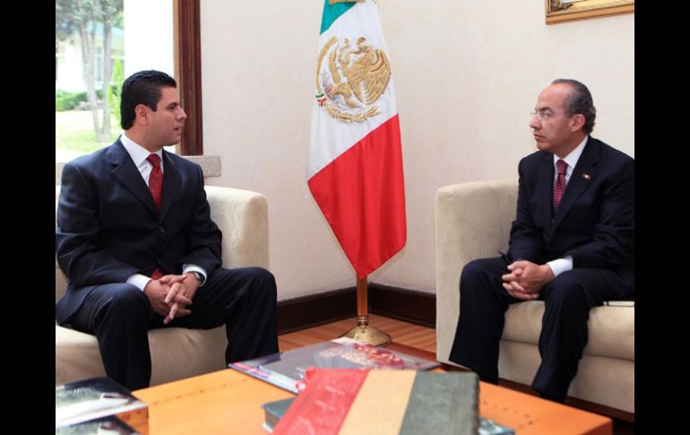 Miguel Alonso Reyes (izquierda), tras recibir su constancia como gobernador electo de Zacatecas, impugnada por dos partidos. NTX  /