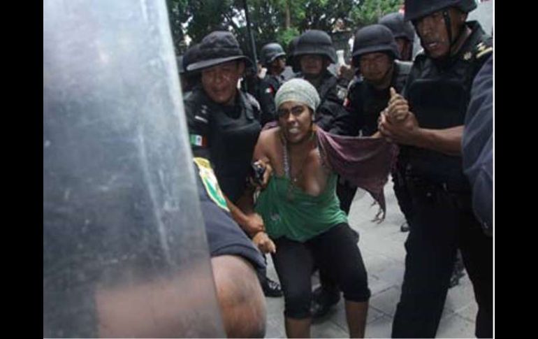 El momento de una de las detenciones en Oaxaca. Notimex  /