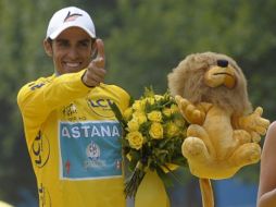 Alberto Contador se muestra 'muy feliz' ante la victroria en el Tour de Francia 2010. EFE  /