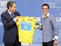 Alberto Contador, se reunió ayer con José Luis Rodríguez Zapatero, a quien le obsequió su suéter amarillo de campeón. REUTERS  /