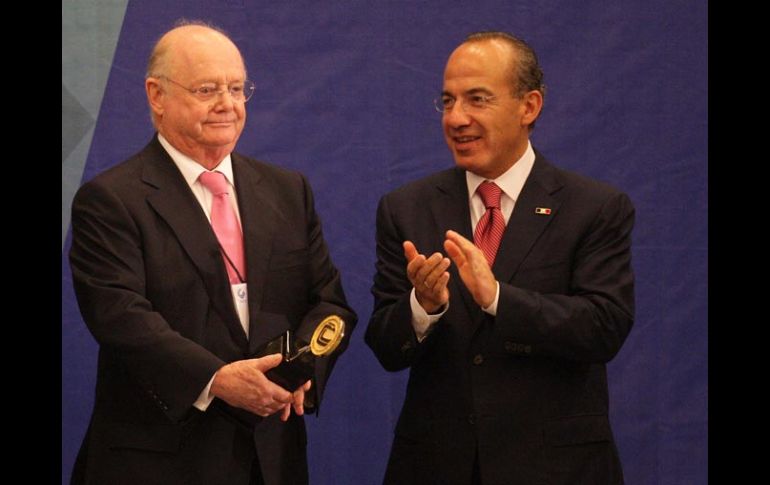 El Presidente Calderón presidió la entrega de la Medalla al Mérito Industrial al empresario tequilero Juan Beckmann Vidal. A. CAMACHO  /