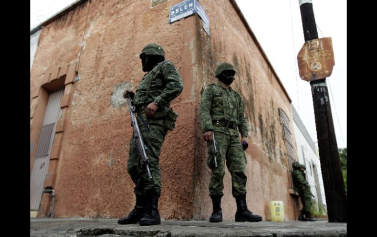 El Ejército mexicano mantiene controles de seguridad en la zona del Semefo en el centro de Guadalajara. REUTERS  /