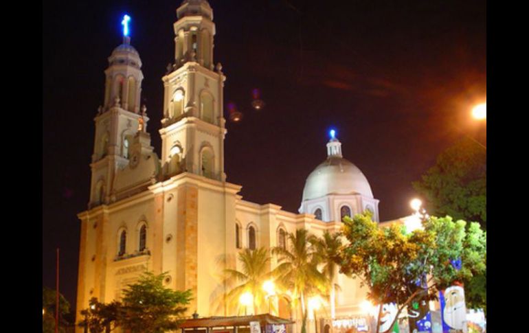 Por las noches, llama la atención de la fachada en cantera rosa de la Catedral de Culiacán. ESPECIAL  /