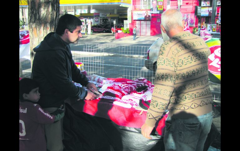 Por todos los rincones de la ciudad se pueden ver vendedores ambulantes ofreciendo productos del Inter. A. RAMÍREZ  /