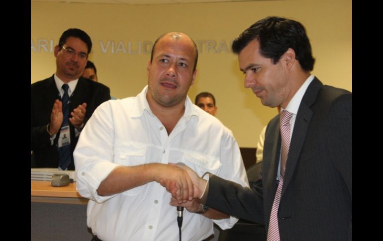 Enrique Alfaro (izquierda) y Diego Monraz estuvieron presentes en la inauguración de l nuevo módulo de Tlajomulco. ESPECIAL  /