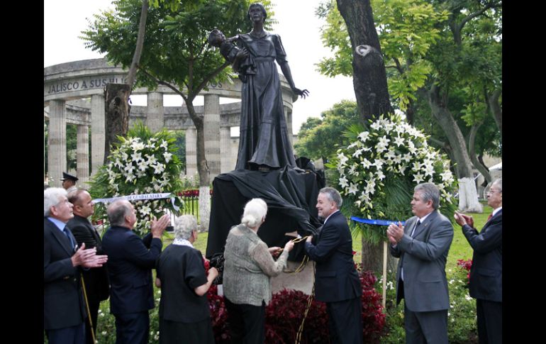 El gobernador del Estado, Emilio González Márquez, develó la escultura de Rita Pérez de Moreno. E. PACHECO  /