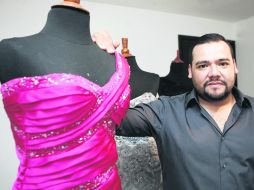 Benito Santos posa junto al primer vestido que confeccionó para la tapatía.M.FREYRÍA  /