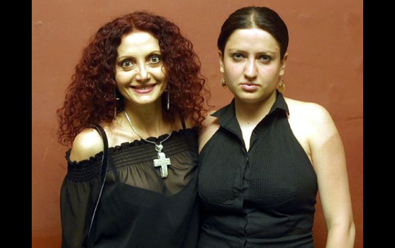 Celia Lora (derecha) acudió al programa de TV Azteca acompañada por su madre, Chela Lora. ELINFORMADOR  /