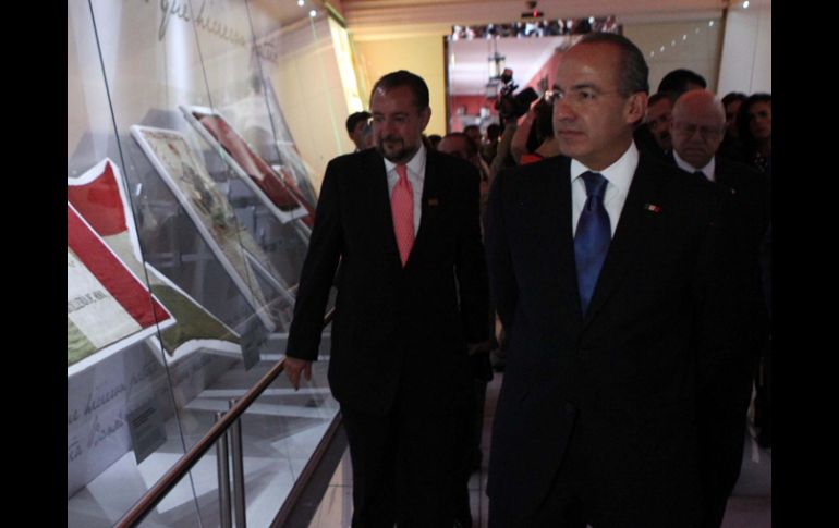 El Presidente Calderón (derecha) realizará un recorrido por Tabasco en compañía de otros funcionarios. NTX  /