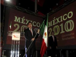 El cónsul general de México en Shanghai, Miguel Barrio da el grito de independencia en la noche del Bicentenario. EFE  /