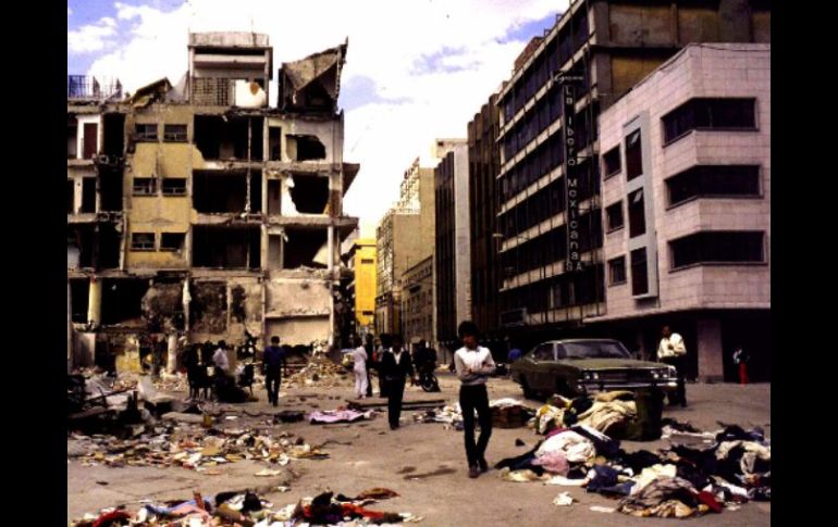 Un cuarto de siglo después, los habitantes de la ciudad de México no olvidan la tragedia del sismo. EFE  /