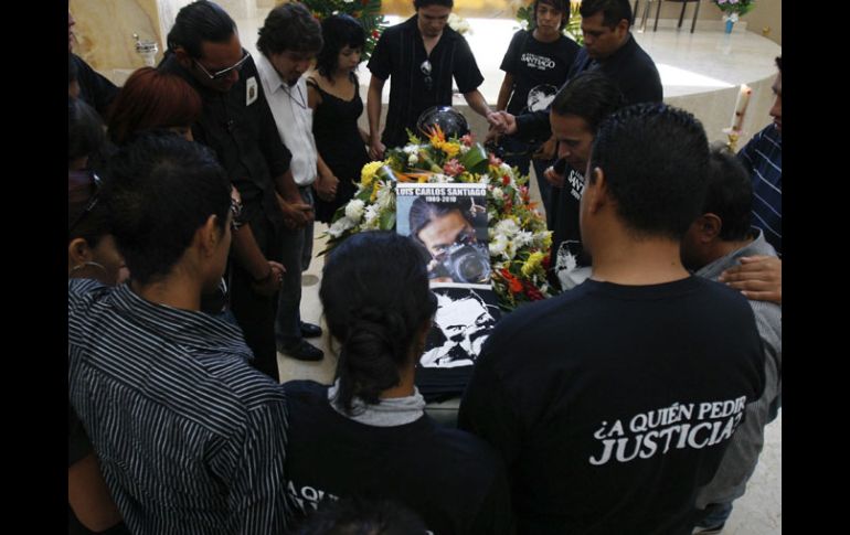 Familiares y miembros de ‘‘El Diario’’ de Juárez le dieron el último adiós a Luis Carlos Santiago el sábado pasado. REUTERS  /