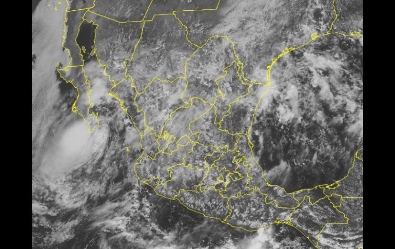 Imagen satelital de hoy donde se observa la nubosidad provocada por 'Georgette' aproximándose a la península de Baja California. AP  /