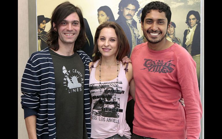 Los actores Tarek Becerril (izquierda), Marina de Tavira y Tenoch Huerta forman parte del elenco de la serie LosMinondo.ELUNIVERSAL  /