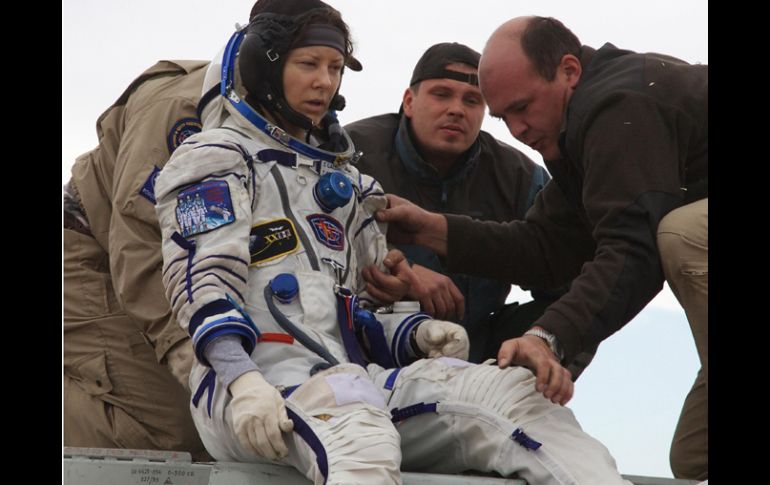 El descenso de la Soyuz, trajo de regreso a los astronautas Alexandr Skvortsov, Mijaíl Kornienko, y Tracy Caldwell-Dyson. AP  /