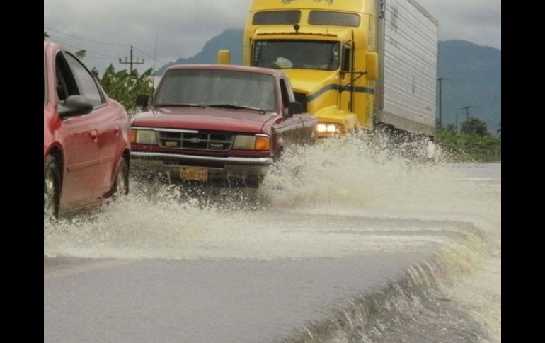 La carretera federal Teapa-Villahermosa está inundada por las precipitaciones provocadas por la tormenta tropical. EL UNIVERSAL  /