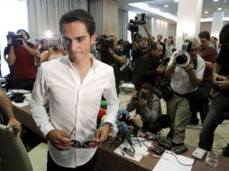 ALberto Contador deja la rueda de prensa en su ciudad natal Pinto, cerca de Madrid. EFE  /