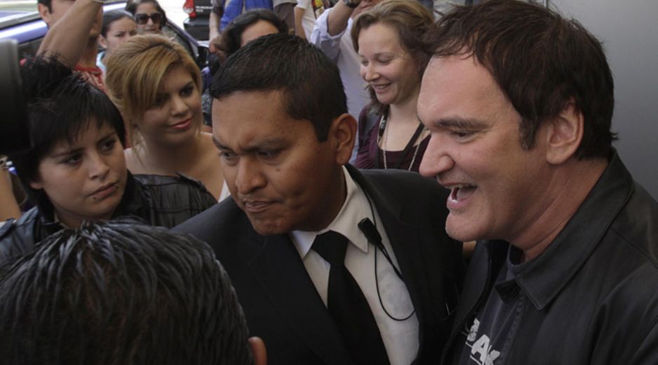 Decenas de jóvenes siguieron al cineasta Queantin Tarantino por las calles de Morelia durante su visita.S.NÚÑEZ  /