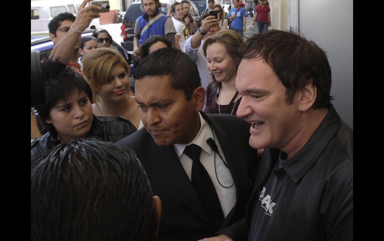 Decenas de jóvenes siguieron al cineasta Queantin Tarantino por las calles de Morelia durante su visita.S.NÚÑEZ  /