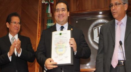El 26 de julio, Javier Duarte (centro) recibió su constancia de mayoría del Tribunal Electoral de Veracruz. NTX  /