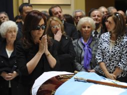 La presidenta de Argentina, Cristina Fernández, frente el féretro de su esposo. AP  /
