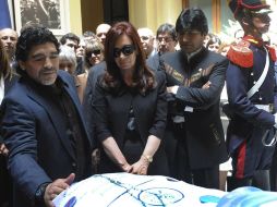 Diego Maradona fue una de las figuras públicas que estuvo más cerca de la presidenta argentina durante el velorio. AP  /