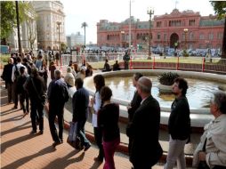 Vista de la fila de ciudadanos que aguardan el ingreso para despedir los restos del ex presidente Néstor Kirchner. EFE  /