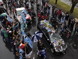 La carroza que transportaba el cuerpo de Kirchner fue escoltada por decenas de elementos de seguridad a su paso por la ciudad. AFP  /