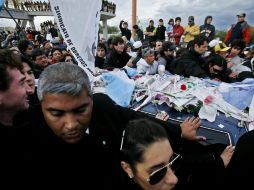 Una caravana de simpatizantes acompaña los restos del ex presidente argentino Néstor Kirchner. EFE  /