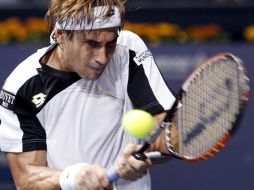 El tenista español David Ferrer devuelve una bola en su juego contra Guillermo García-López. EFE  /