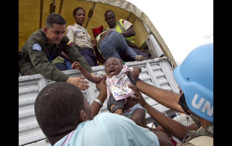 Cascos azules de la ONU ayudan a  evacuar a los haitianos por el inminente paso de la tormenta ‘Tomas’. REUTERS  /