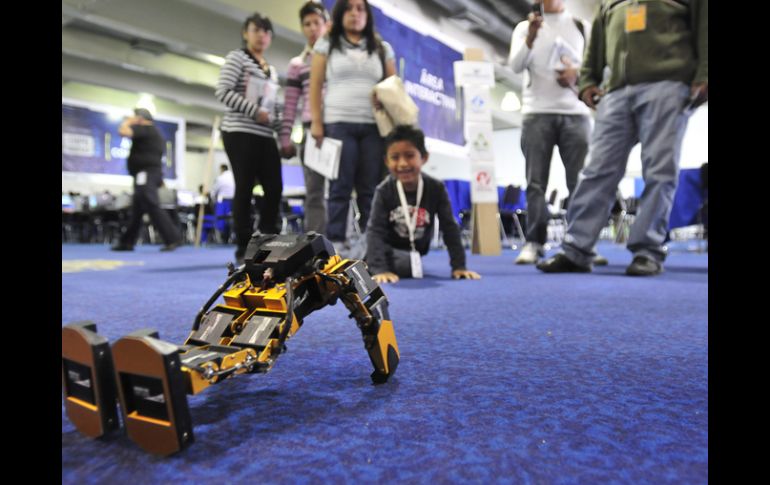 Varias personas observan a un robot en el marco de la Expo Robótica 2010. EFE  /