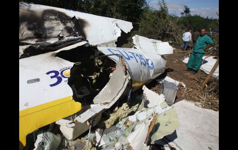 Los restos del avión AeroCaribbean que se accidentó en Santi Spiritus, son trasladados del lugar del desastre. NTX  /