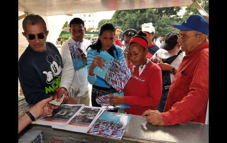 Cubanos se acercan a comprar el documento que se discutirá en el IV VI Congreso del Partido Comunista de Cuba. EFE  /