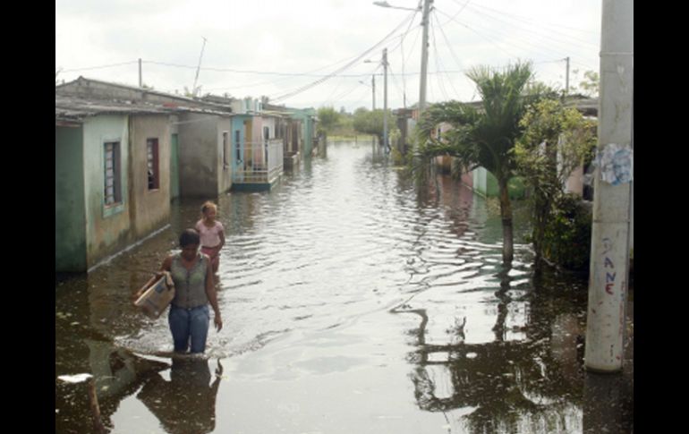 Personas  caminando por una calle inundada en Lomitas en la provincia de Magdalena en Colombia. REUTERS  /