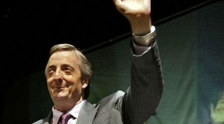 Néstor Kirchner saluda a sus partidarios el 22 de abril de 2003. AFP  /