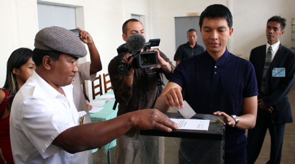 El presidente de Madagascar Andry Rajoelina emite su voto. AFP  /
