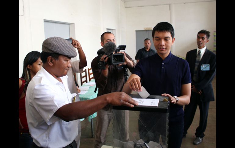 El presidente de Madagascar Andry Rajoelina emite su voto. AFP  /