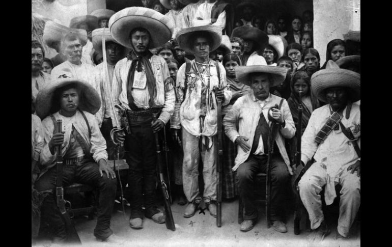 Carmen Robles, coronela zapatista (al centro), participó en la lucha armada de 1910. ESPECIAL  /