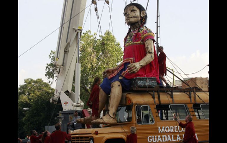 Los gigantes de Guadalajara avanzan por la Avenida Alcalde hacia el Centro Histórico tapatío. A GARCÍA  /