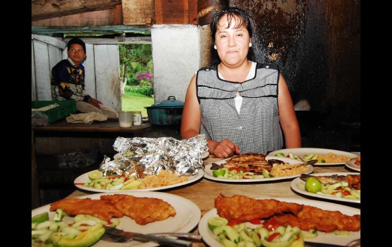 La preservación de las tradiciones culinarias está en manos, principalmente, de la gente que cocina en las comunidades. ESPECIAL  /