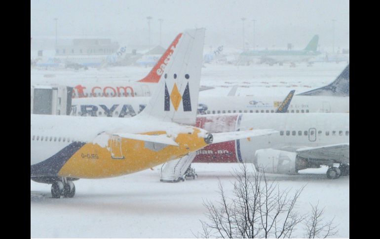 Las nevadas han paralizado el aeropuerto de Gatwick. REUTERS  /