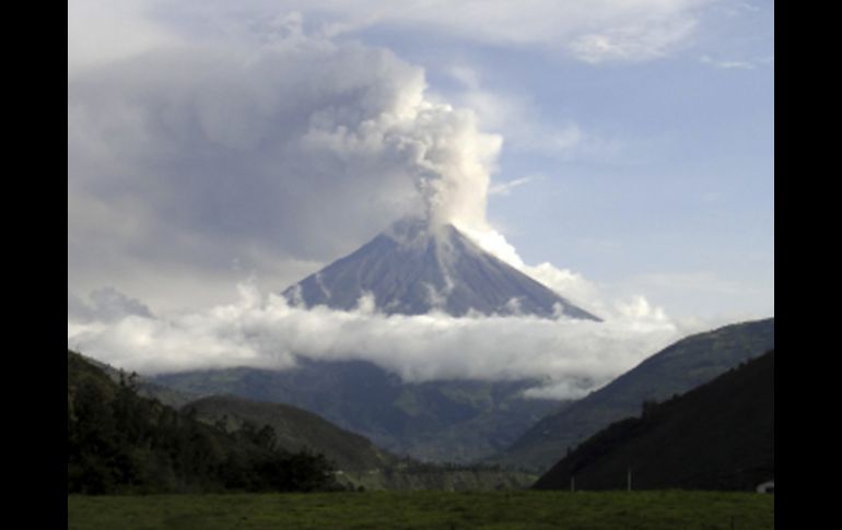 El volcán está ubicado a 135 kilómetros al sureste de Quito, en la zona andina. REUTERS  /